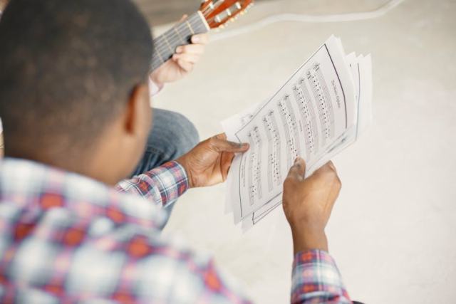 Tablature guitare posée sur une guitare acoustique